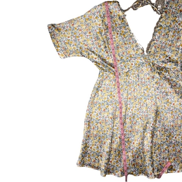 LULUโS ๐ผ๐ผ  Express Yourself White floral print satin babydoll dress - Picture 7 of 9